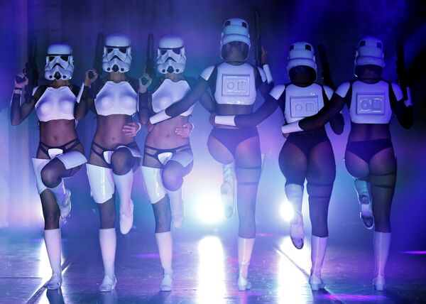 نمایش هنرمندان در جشنواره The Empire Strips Back: A Star Wars Burlesque Parody - لس آنجلس، امریکا - اسپوتنیک افغانستان  
