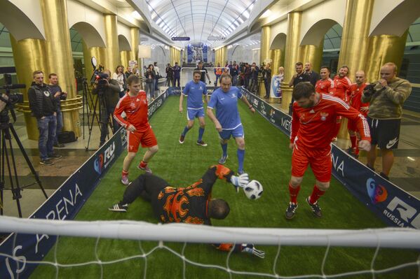 بازیکنان در جریان بازی مسابقه فوتبال در پلت فرم ایستگاه بین المللی در مترو سن پترزبورگ - اسپوتنیک افغانستان  