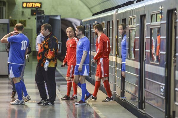 بازیکنان قبل از مسابقه فوتبال بر روی پلت فرم ایستگاه بین‌المللی در مترو سن پترزبورگ - اسپوتنیک افغانستان  