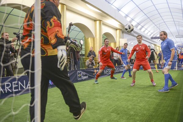 بازیکنان در جریان بازی مسابقه فوتبال در پلت فرم ایستگاه بین المللی در مترو سن پترزبورگ - اسپوتنیک افغانستان  