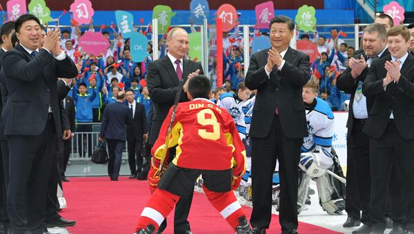 ولادیمیر پوتین، رئیس جمهور روسیه و شی جین پینگ، رئیس جمهور چین، طی یک بازدید مسابقه دوستانه‌ای هاکی بین تیم‌های جوان در شهر تیانجین، چین - اسپوتنیک افغانستان  