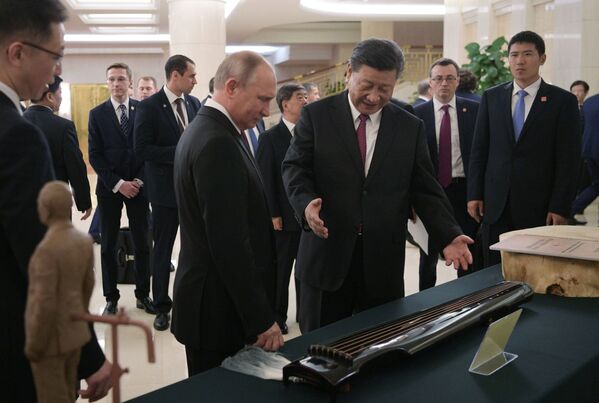 ولادیمیر پوتین، رئیس جمهور روسیه و شی جین پینگ، رئیس جمهور چین در یک پزیرش رسمی در شهر تیانجین - اسپوتنیک افغانستان  