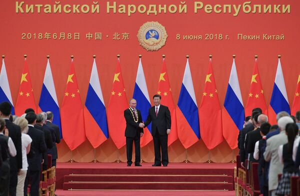 شی جین پینگ، رئیس جمهور چین، نشان دوستی چین را برای ولادیمیر پوتین، رئیس جمهور روسیه، عطا کرد - اسپوتنیک افغانستان  