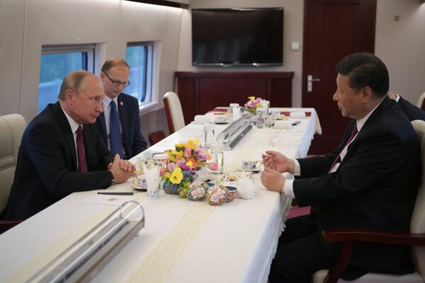 Президент РФ Владимир Путин и председатель КНР Си Цзиньпин едут на электропоезде в Тяньцзинь - اسپوتنیک افغانستان  