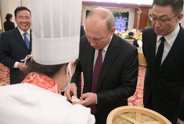 ولادیمیر پوتین، رئیس جمهور روسیه، در یک مهمانی رسمی رئیس جمهور چین در شهر تیانجین - اسپوتنیک افغانستان  