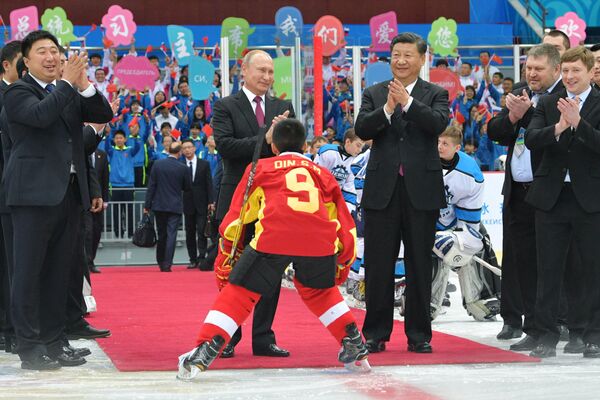 ولادیمیر پوتین، رئیس جمهور روسیه و شی جین پینگ، رئیس جمهور چین، طی یک بازدید مسابقه دوستانه‌ای هاکی بین تیم‌های جوان در شهر تیانجین، چین - اسپوتنیک افغانستان  
