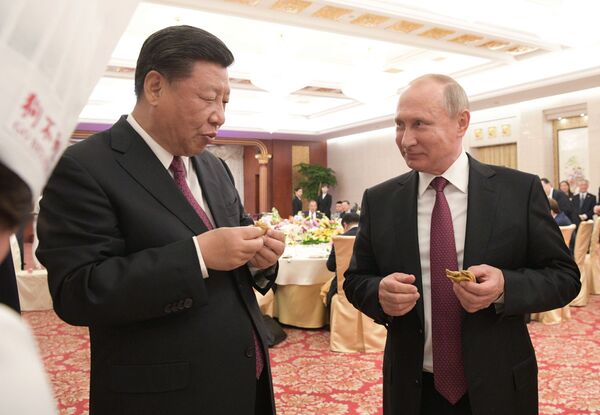 ولادیمیر پوتین، رئیس جمهور روسیه، در یک مهمانی رسمی رئیس جمهور چین در شهر تیانجین - اسپوتنیک افغانستان  