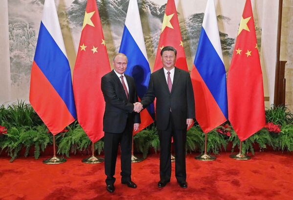 شی جین پینگ، رئیس جمهور چین، نشان دوستی چین را برای ولادیمیر پوتین، رئیس جمهور روسیه، عطا کرد - اسپوتنیک افغانستان  