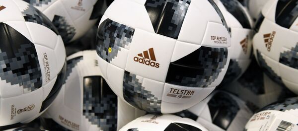 رونمایی از توپ، کفش و دستکش طلایی جام جهانی فوتبال 2018 روسیه + عکس رونمایی از توپ، کفش و دستکش طلایی جام جهانی فوتبال 2018 روسیه + عکس - اسپوتنیک افغانستان