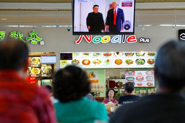 ساکنان بخش کوریایی در لس آنجلس برنامه پخش نشست سران امریکا و کوریای شمالی را تماشا می کنند - اسپوتنیک افغانستان  