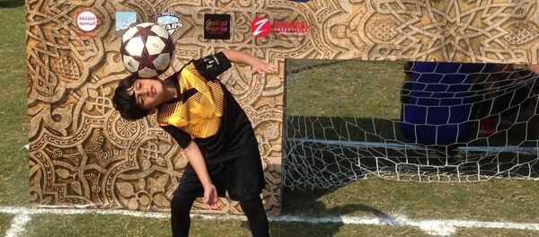 بنیامین، نخستین فریستایلر فوتبال در میان کودکان و نوجوانان افغانستان که در سال 2008 در دیار مهاجرت به دنیا آمده است بنیامین، نخستین فریستایلر فوتبال در میان کودکان و نوجوانان افغانستان که در سال 2008 در دیار مهاجرت به دنیا آمده است - اسپوتنیک افغانستان