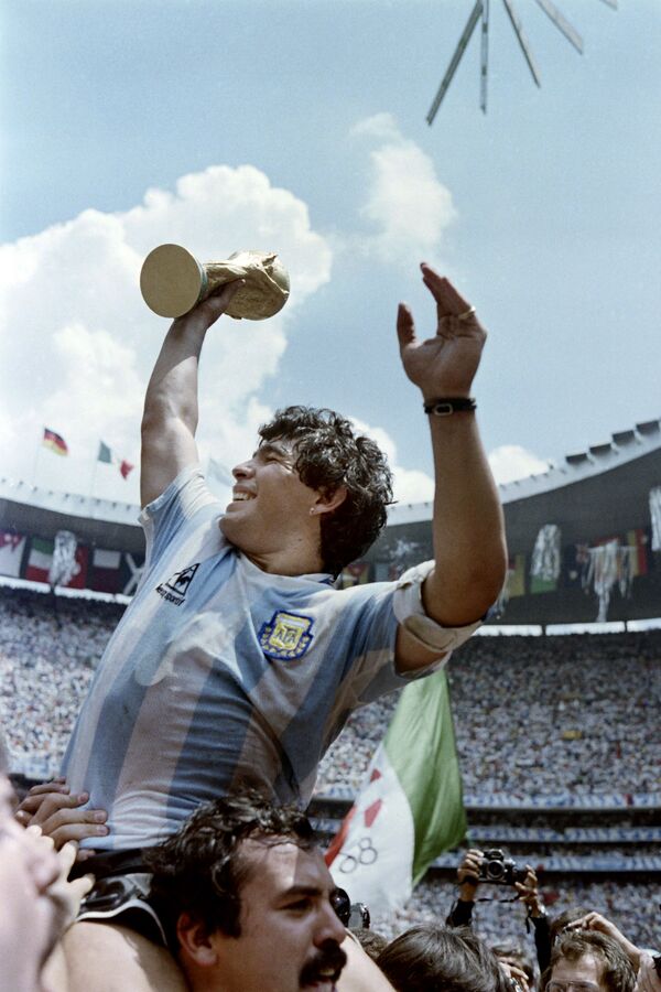 مارادونا پس از پیروزی ارجنتاین در جام جهانی ۱۹۸۶ - اسپوتنیک افغانستان  