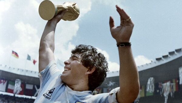 Капитан сборной Аргентины Диего Марадона с Кубком мира по футболу после победы в матче с Западной Германией, 1986 год - اسپوتنیک افغانستان  