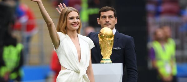 ناتالیا وودیانووا، مودل روس و ایکر کاسیلیاس، فوتبالیست اسپانیایی در مراسم افتتاحیه مسابقات جام جهانی ۲۰۱۸ روسیه ناتالیا وودیانووا، مودل روس و ایکر کاسیلیاس، فوتبالیست اسپانیایی در مراسم افتتاحیه مسابقات جام جهانی ۲۰۱۸ روسیه - اسپوتنیک افغانستان