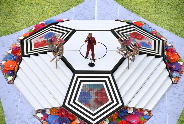 روبی ویلیامز، آوازخوان بریتانیایی در مراسم افتتاحیه مسابقات جام جهانی ۲۰۱۸ روسیه - اسپوتنیک افغانستان  