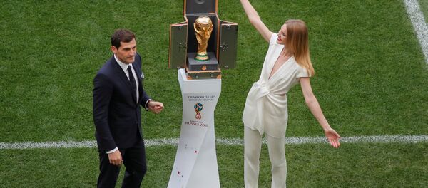 Soccer Football - World Cup - Opening Ceremony - Luzhniki Stadium, Moscow, Russia - June 14, 2018 Iker Casillas and model Natalia Vodianova present the World Cup trophy before the ceremony - اسپوتنیک افغانستان  