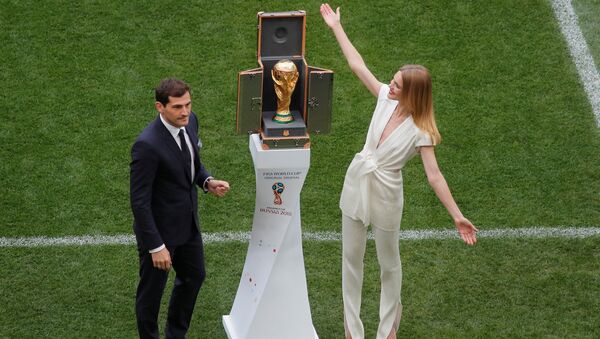 Soccer Football - World Cup - Opening Ceremony - Luzhniki Stadium, Moscow, Russia - June 14, 2018 Iker Casillas and model Natalia Vodianova present the World Cup trophy before the ceremony - اسپوتنیک افغانستان  