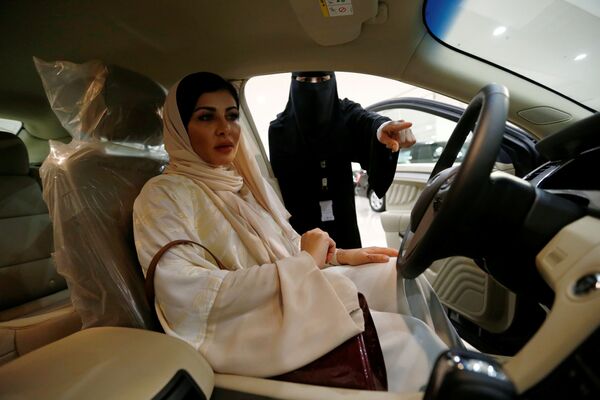 فاطمه النصرالله، جراح زن در حال انتخاب موتر آینده خود – ریاض، عربستان سعودی - اسپوتنیک افغانستان  