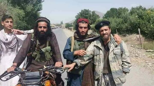 عکس های از نیروهای امنیتی با طالبان از چندین ولایت بعد از اعلام آتش بس سه روزه - اسپوتنیک افغانستان  