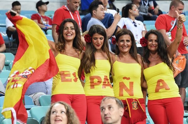 هواداران تیم ملی فوتبال اسپانیا قبل از شروع مسابقه مرحله گروهی میان تیم‌های ملی فوتبال پرتغال و اسپانیا - اسپوتنیک افغانستان  