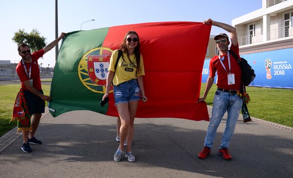 هواداران تیم ملی فوتبال پرتغال قبل از شروع مسابقه مرحله گروهی میان تیم‌های ملی فوتبال پرتغال و اسپانیا - اسپوتنیک افغانستان  