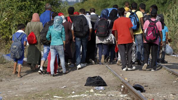 پولیس یونان: پناهجویان به کمپ جدید منتقل می‌شوند - اسپوتنیک افغانستان  