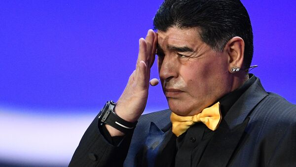 معذرت‌خواهی مارادونا بابت کشیدن سیگار در استادیوم مسکو - اسپوتنیک افغانستان  