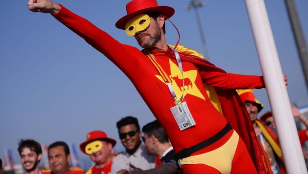 هوادار تیم ملی فوتبال اسپانیا قبل ازز آغاز بازی تیم های اسپانیا و پرتگال - اسپوتنیک افغانستان  