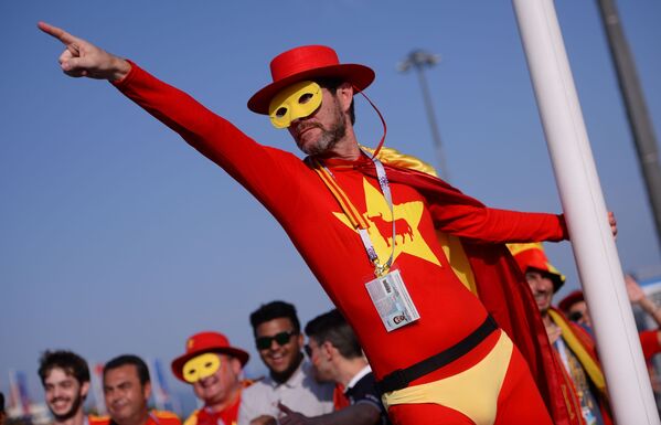هوادار تیم ملی فوتبال اسپانیا قبل ازز آغاز بازی تیم های اسپانیا و پرتگال - اسپوتنیک افغانستان  