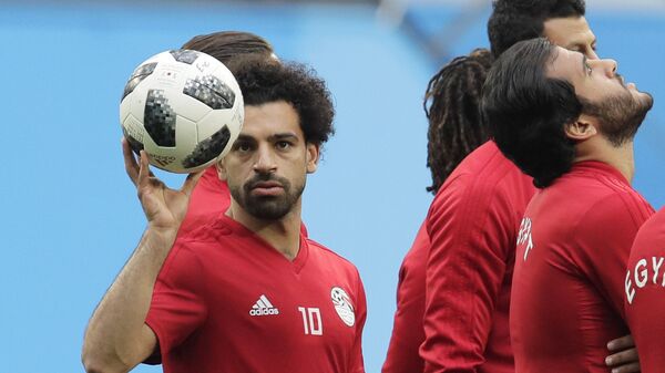 Egypt's Mohamed Salah, left, plays with the ball during Egypt's official training on the eve of the group A match between Russia and Egypt at the 2018 soccer World Cup in the St. Petersburg stadium in St. Petersburg, Russia, Monday, June 18, 2018 - اسپوتنیک افغانستان  