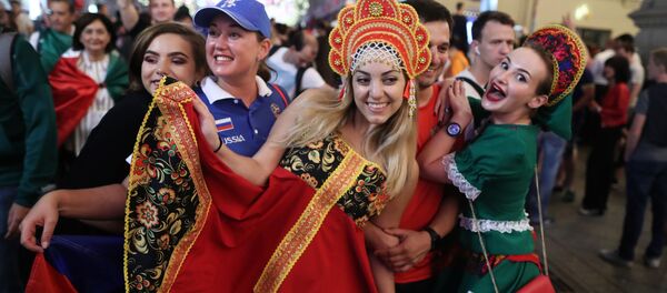 هوادارن تیم ملی فوتبال روسیه با پیروزی در مسابقه مرحله گروهی جام جهانی میان تیمهای ملی فوتبال روسیه و مصر در جادههای مسکو از این پیروزی جشن گرفته اند هوادارن تیم ملی فوتبال روسیه با پیروزی در مسابقه مرحله گروهی جام جهانی میان تیمهای ملی فوتبال روسیه و مصر در جادههای مسکو از این پیروزی جشن گرفته اند - اسپوتنیک افغانستان