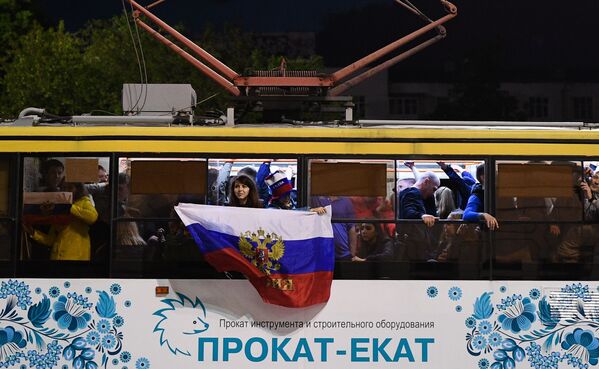 هوادارن تیم ملی فوتبال روسیه با پیروزی در مسابقه مرحله گروهی جام جهانی میان تیم‌های ملی فوتبال روسیه و مصر در جاده‌های مسکو از این پیروزی جشن گرفته اند - اسپوتنیک افغانستان  