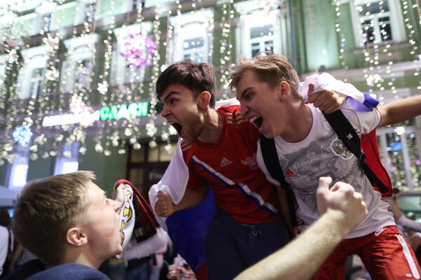 هواداران تیم ملی فوتبال روسیه از پیروزی تیم شان در مقابل مصر خوشحال استند و این پیروزی را جشن گرفته اند - اسپوتنیک افغانستان  