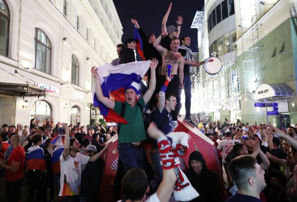 هوادارن تیم ملی فوتبال روسیه با پیروزی در مسابقه مرحله گروهی جام جهانی میان تیم‌های ملی فوتبال روسیه و مصر در جاده‌های مسکو از این پیروزی جشن گرفته اند - اسپوتنیک افغانستان  