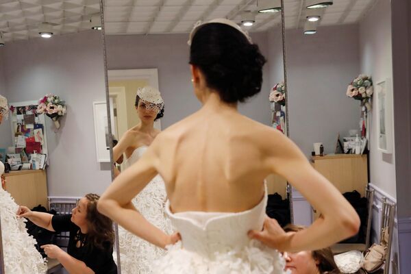 مدل ها در هنگام اجرای نمایش لباس‌های عروسی از کاغذ تشناب در نیویورک - اسپوتنیک افغانستان  