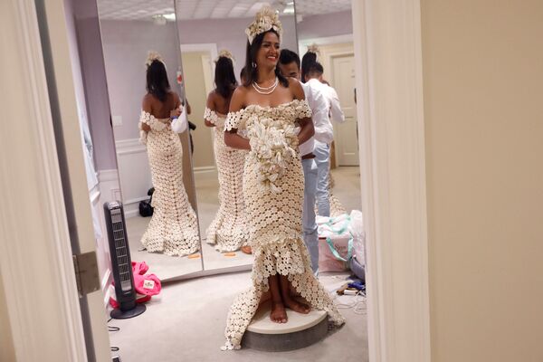مدل ها در هنگام اجرای نمایش لباس‌های عروسی از کاغذ تشناب در نیویورک - اسپوتنیک افغانستان  