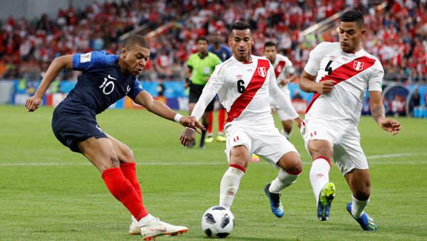 France vs Peru - Ekaterinburg Arena, Yekaterinburg, Russia - June 21, 2018 France's Kylian Mbappe in action with Peru's Miguel Trauco and Anderson Santamaria - اسپوتنیک افغانستان  