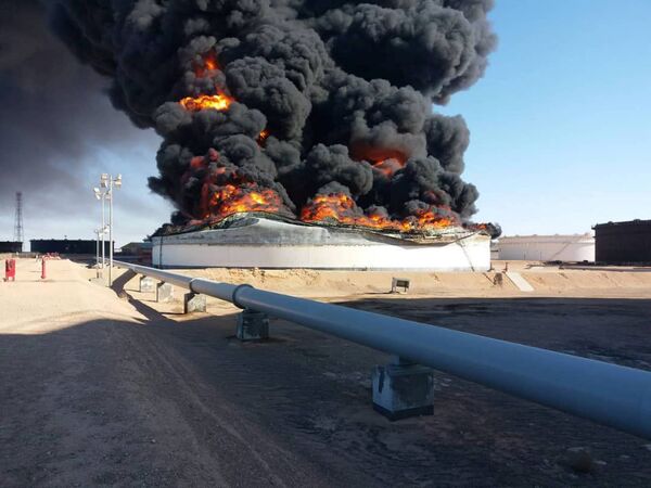 انفجار مخزن نفت – شهر راس لانوف، لیبیا - اسپوتنیک افغانستان  