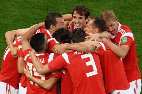 خوشی بازیکنان تیم ملی روسیه پس از پیروزی مقابل عربستان سعودی - اسپوتنیک افغانستان  
