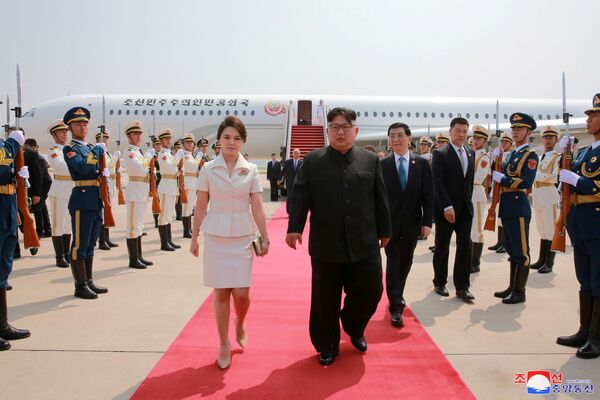 کیم جونگ اون، رهبر کوریای شمالی همراه با همسر خود طی بازدید از چین - اسپوتنیک افغانستان  