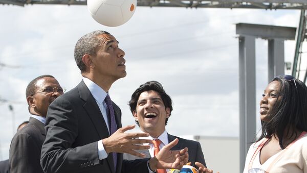 باراک اوباما،‌ رئیس جمهور امریکا در حال بازی فوتبال - تانزانیا، سال ۲۰۱۳ - اسپوتنیک افغانستان  