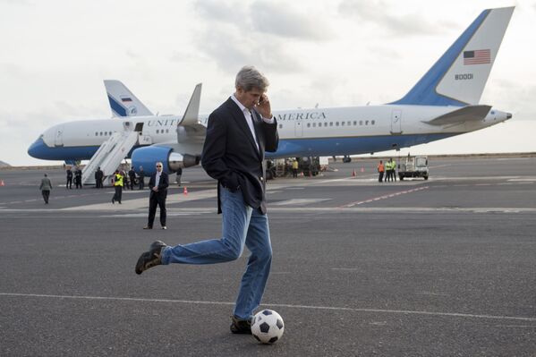 جان کری، وزیر امور خارجه ایالات متحده در حال بازی فوتبال - سال ۲۰۱۴ - اسپوتنیک افغانستان  