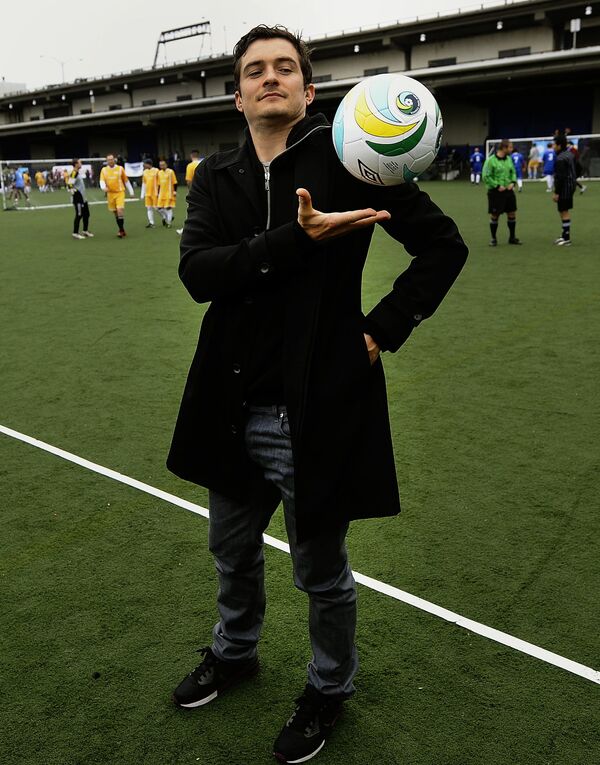 ارلاندو بلوم، هنرپیشه بریتانیایی در حال بازی فوتبال - سال ۲۰۱۱ - اسپوتنیک افغانستان  