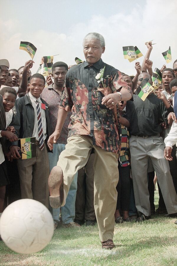 نلسون ماندلا، رئیس کنگره ملی افریقا در حال بازی فوتبال – سال ۱۹۹۴ - اسپوتنیک افغانستان  