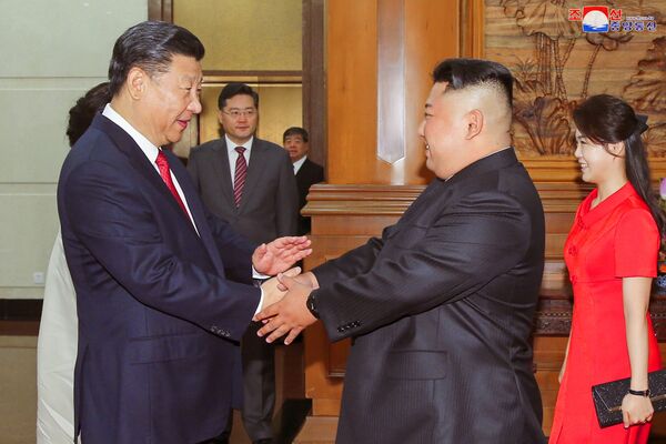 رئیس جمهور چین در حال احوال پرسی با رهبر کوریای شمالی در پکن - اسپوتنیک افغانستان  