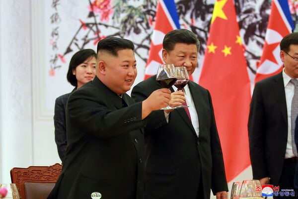 رهبر کوریای شمال با رئیس جمهور چین در جریان دیدار دو روزه از چین در پکن - اسپوتنیک افغانستان  