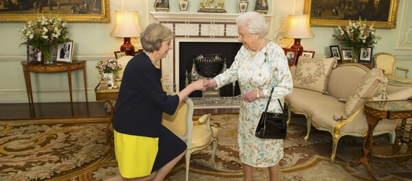 ژست عجیب ترزا می در مقابل خانواده سلطنتی+عکس ژست عجیب ترزا می در مقابل خانواده سلطنتی+عکس - اسپوتنیک افغانستان