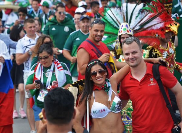 هواداران تیم ملی مکسیکو قبل از بازی مکسیکو و کوریای جنوبی - اسپوتنیک افغانستان  