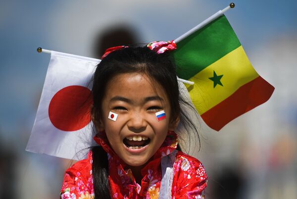 دختر خردسال قبل از بازی تیم های چاپان و سنگال - اسپوتنیک افغانستان  