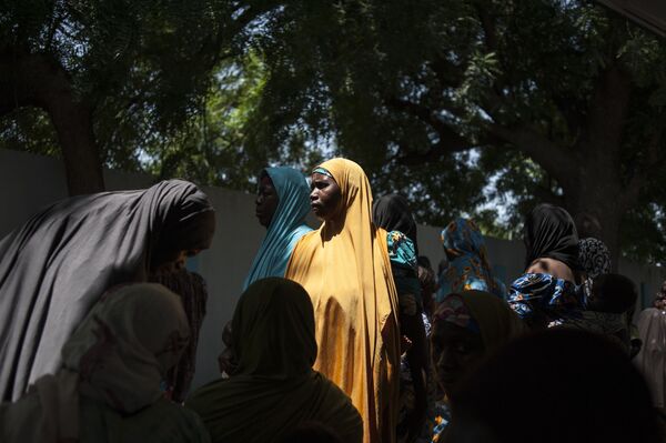 زنان در مقابل شفاخانه ای در ایالت بورنو، نایجیریا - اسپوتنیک افغانستان  